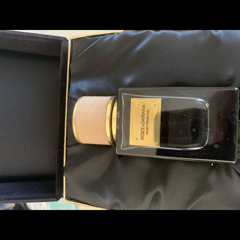 Dolce $ Gabbana men perfume. Velvet oud.Used it for couple of sprays.Almost full